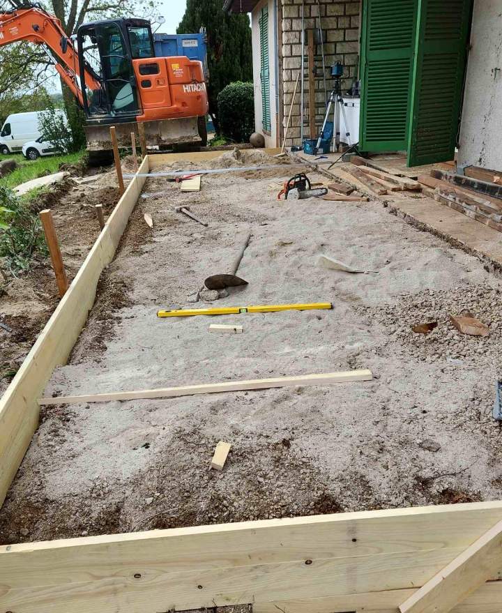 Création d'espaces verts, allées, terrasses.